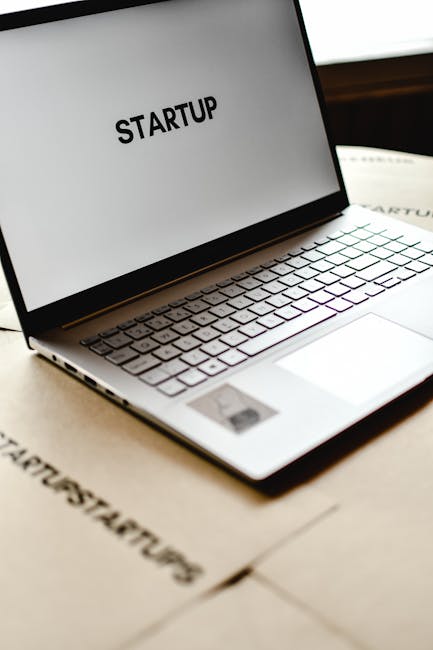 Echipă de consultanță analizând documente într-un birou modern